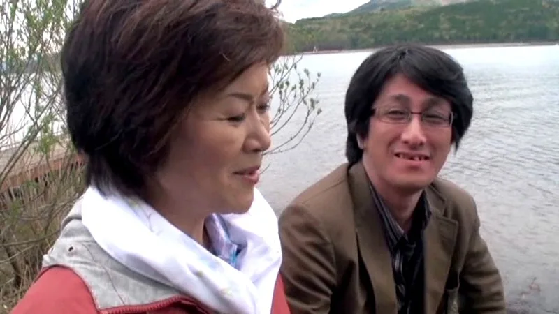 全国熟女捜索隊 ボート小屋を営む田舎のお母さん サンプル画像1