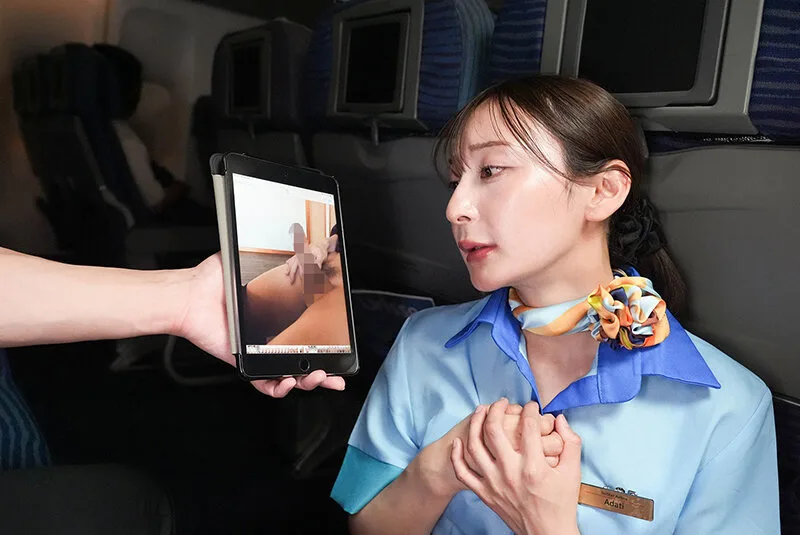 「内緒で撮った画像を見せていただけませんか?」間違えたフリしてチ○ポ画像を見せて赤面するおばさんCAは目の前で勃起チ〇ポを見せつけられても嫌じゃないVOL.3 サンプル画像4