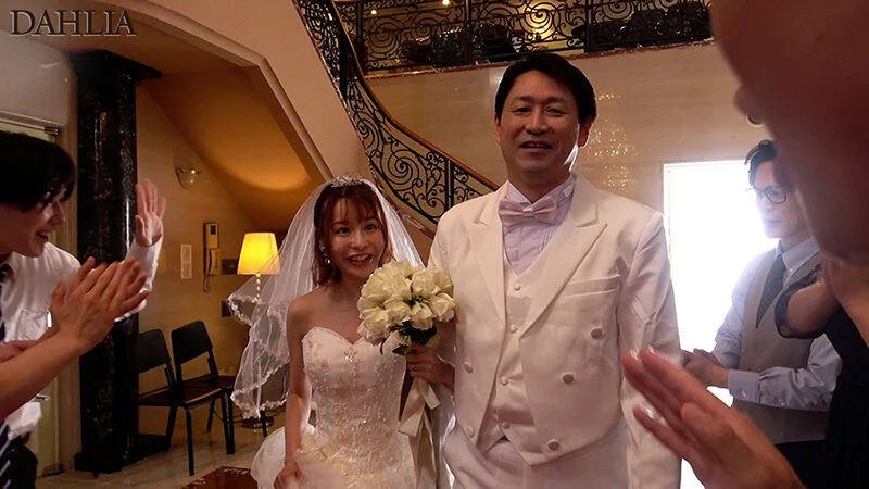 結婚式NTR 新婦が二次会のバチェラ乱交パーティーでヤラレまくっていた記録 入田真綾 サンプル画像1
