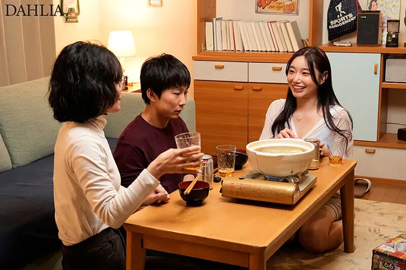 妻の居ない週末、妻の親友の誘惑に負けて、舌を絡ませ跨りイキ狂う腰遣いに何度も、何度も、中出しをしてしまったボク。 三葉ちはる サンプル画像1