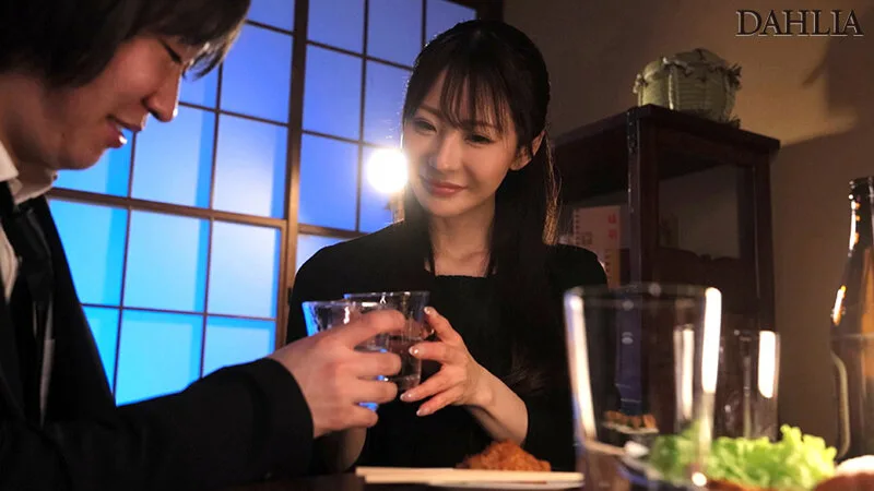 【喪服キメセクNTR】亡くなった旦那の親友と葬式前夜に不謹慎なSEXでチ○ポ狂いの覚醒状態に…気づいたら大乱交になっていました。 小沢菜穂 サンプル画像2