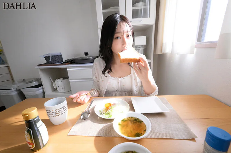 最高の奥さんと、初めてのリアル妊活中出し。緊張ドキドキ密着ハメまくり結婚性活へようこそ！ 三葉ちはる サンプル画像1