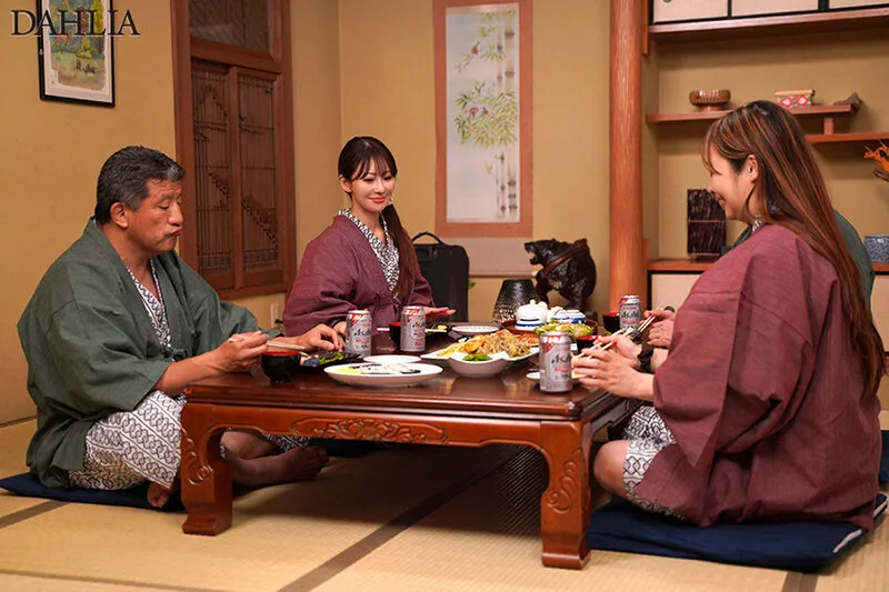 混浴温泉NTR 結婚直前の彼女の母親を孕ませてしまった…。 小沢菜穂 サンプル画像1
