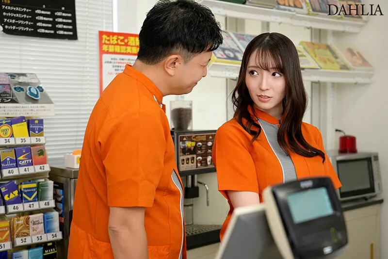 私は時給1500円でずっとイっていますドS変態店長にクリ吸い玩具を仕込まれてコンビニバイト中、連続陰核絶頂した人妻 小花のん サンプル画像1