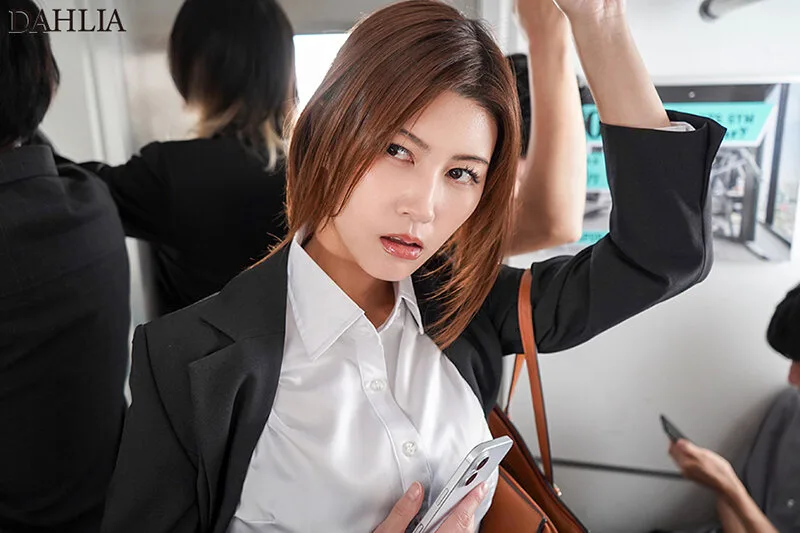 勝ち気な母親を俺が雌にします シリーズ累計売上9万部越え超人気コミックを実写化! 美乃すずめ サンプル画像1