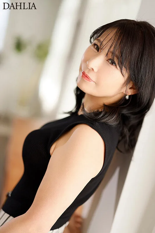 今日は私の休妻日ー。「40代のこんなおばさんでもAVに出演できますか―。」本物人妻 石田紗季 46歳AV Debut サンプル画像1