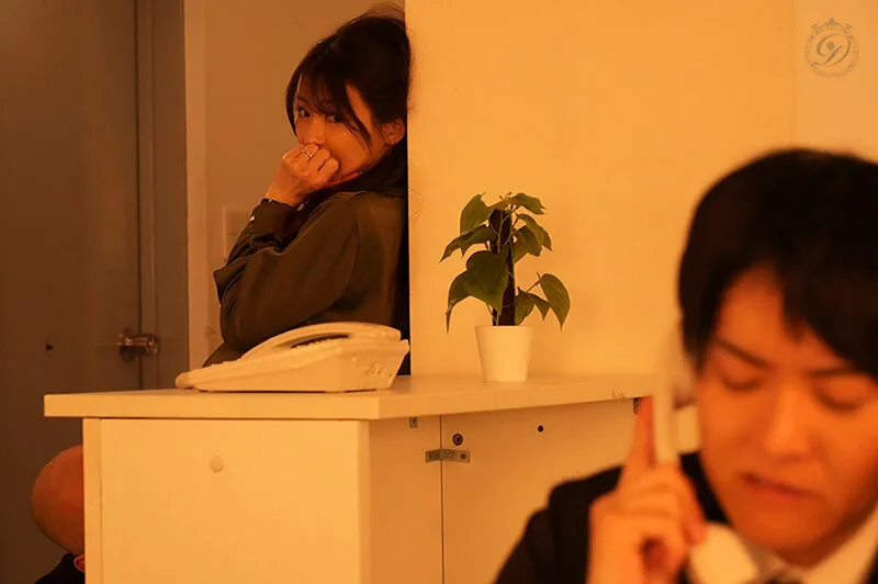人妻秘書 机の下の密かなクンニ情事―。 小沢菜穂 サンプル画像6