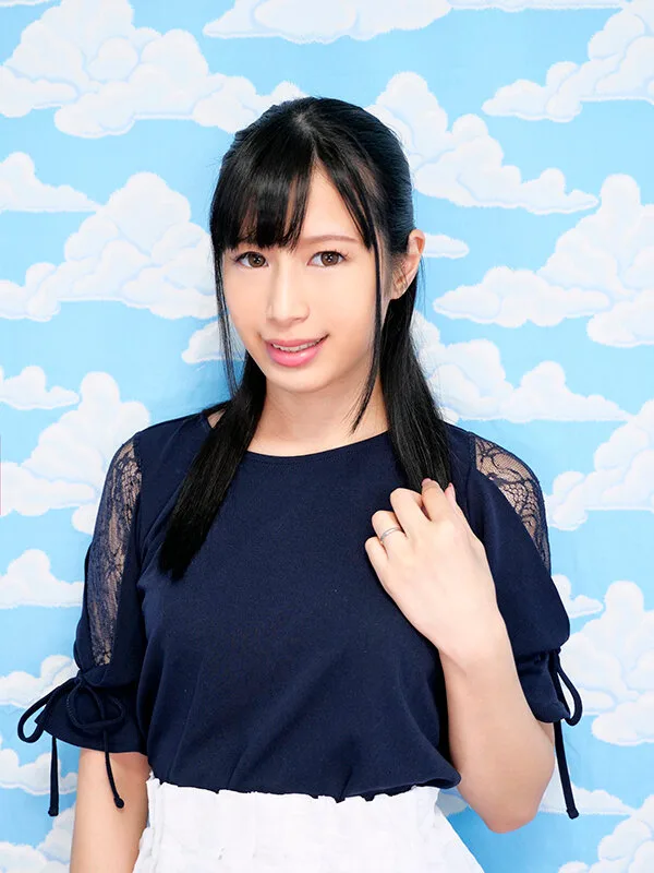 新宿で見つけた心優しい巨乳の人妻さん 童貞くんのオナニーのお手伝いのつもりがセックス練習ってことで素股していてヌルっと入って筆おろし！？ 中条カノン サンプル画像1