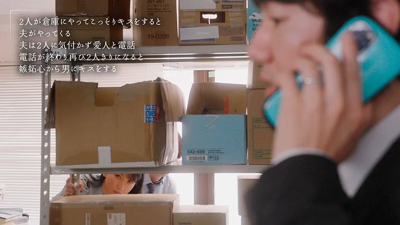 夫が近くで寝てるからコッソリとトロけるまで耳をチンポみたいに舐める‘ミミラチオ’で聴覚から発情させる美人妻 宮西ひかる サンプル画像6