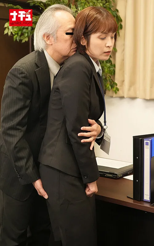派遣切りされたくない押し弱デカ尻妻に正社員雇用をチラつかせ尻揉みセクハラをくり返す変態上司 サンプル画像17