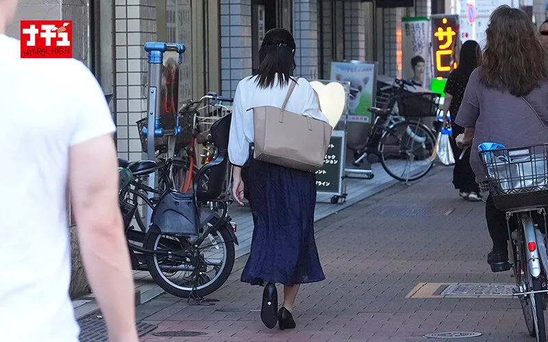 中に出してもいいから止まってください!!!押さえつけて逃がさないエンドレス奥突きバウンドピストンでイキ壊れた女5 推定Hカップ 巨尻妻 サンプル画像2