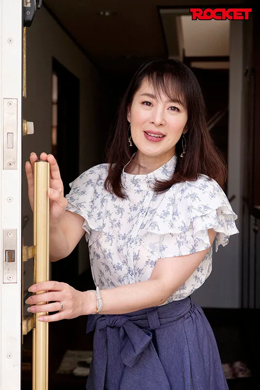AVで息子とヤッちゃったアノ美人ママの自宅を14年ぶりに訪問 美人ママ相川さんのシン近親相姦生活2026 サンプル画像1