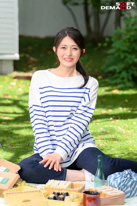 「人の役に立つことが大好き」こども食堂でボランティアに従事。料理が得意なお漏らし奥さん 足立美緒 30歳 AV DEBUT サンプル画像2