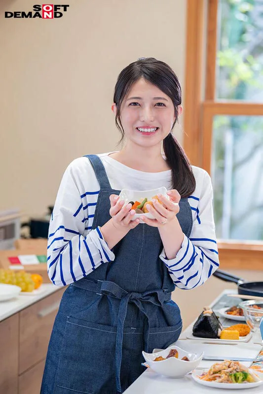 「人の役に立つことが大好き」こども食堂でボランティアに従事。料理が得意なお漏らし奥さん 足立美緒 30歳 AV DEBUT サンプル画像3