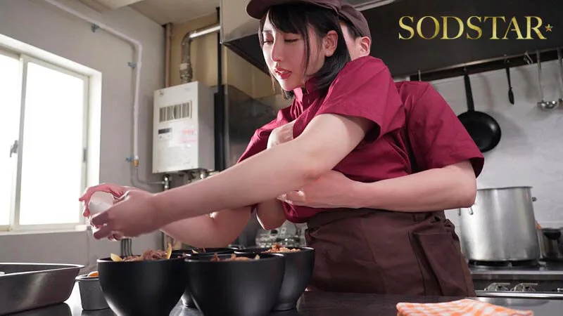 隠れ極上エロボディの牛丼チェーン店で働くパート主婦が学生バイトと避妊具なしでネチョベロ不倫中出しSEX 夏目響 サンプル画像12