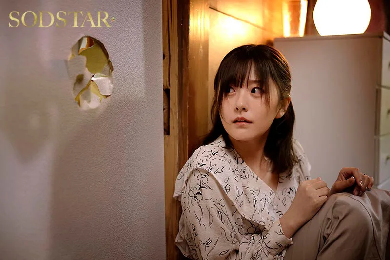 僕の住むアパートの隣室の美人妻は欲求不満だった。夫婦喧嘩で空いた直径10cmの壁穴越しに立ちバックで膣奥を突きまくった密かな不倫関係5日間。 青空ひかり サンプル画像2