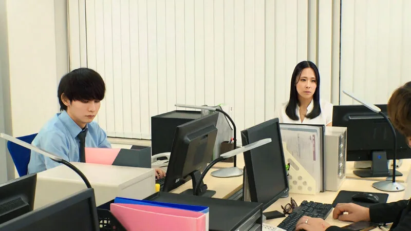 人妻おばさん女上司は毎日が発情期！部下との熱いオフィス情事！山本かをり サンプル画像1