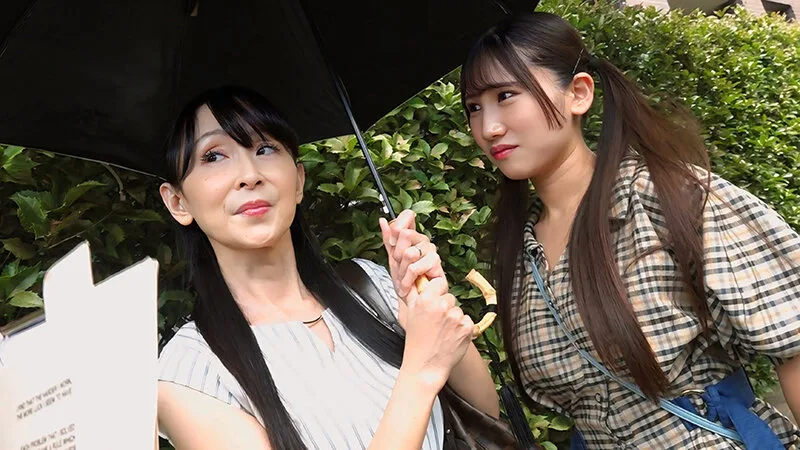 親友みたいな仲良し母娘ナンパ 巧みな言葉に口説かれ性的欲望に負けた母親とそれを見て興奮してしまう娘との極上親子丼! 完全撮り下ろし3P中出し サンプル画像1