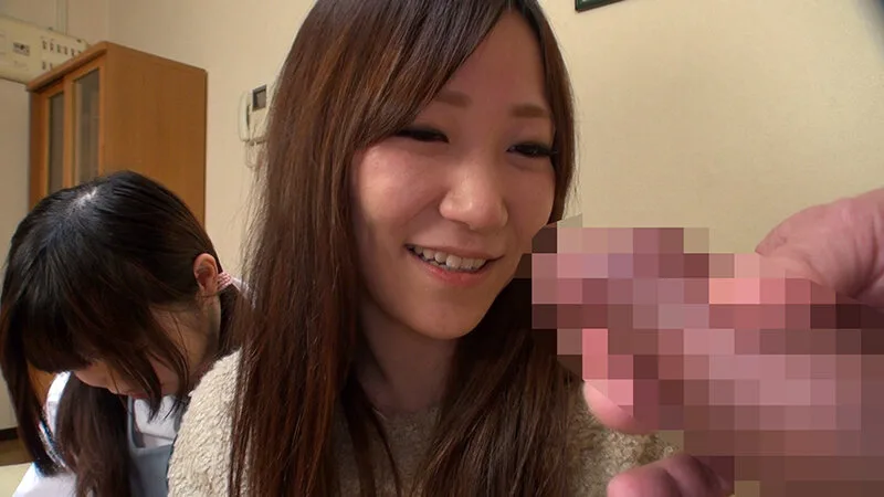 ウブな母娘にデカ〇ンセンズリ見せたらとんでもなく興奮しちゃって 発情エスカレートして親子同時WSEX サンプル画像1