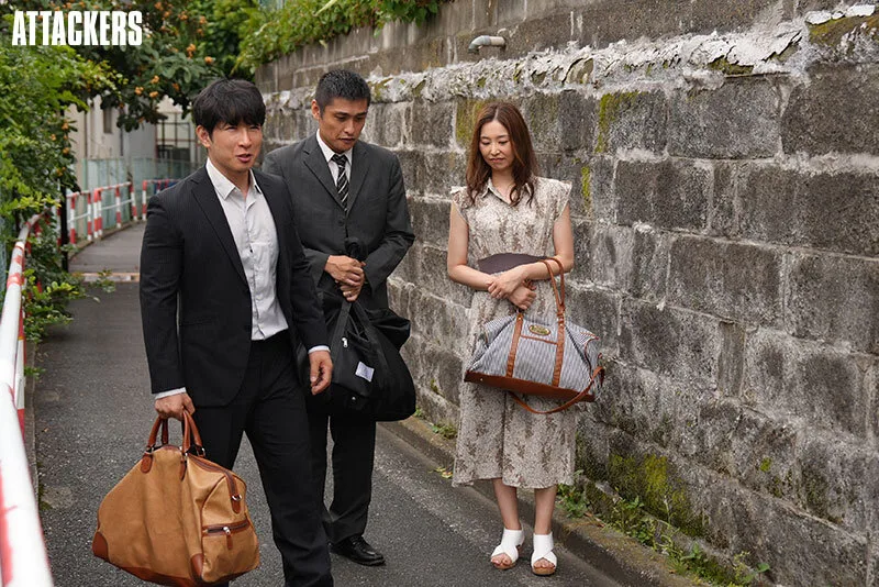 妻を差し出すか、会社をクビになるか。究極の選択を迫られ、絶倫上司に妻を差し出すしかなかった言いなり温泉旅行。 夏目彩春 サンプル画像8