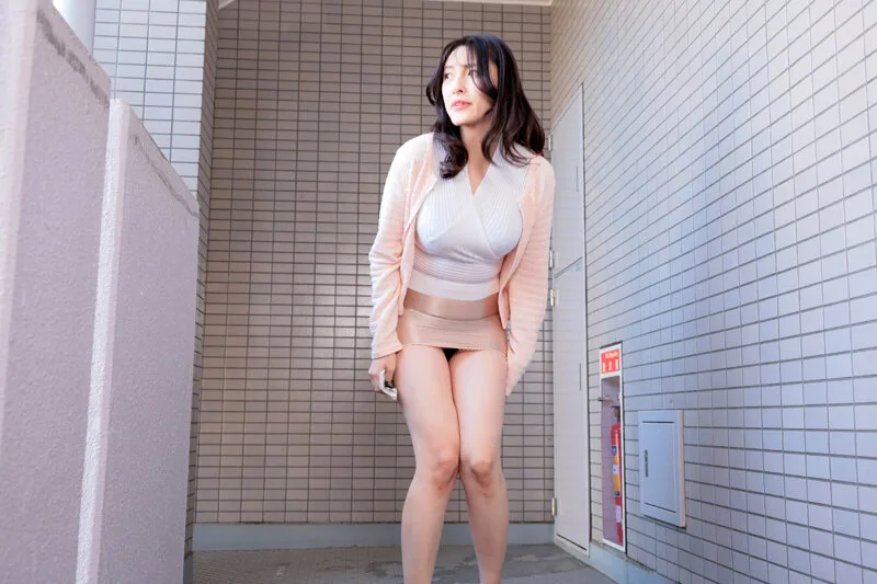 「こんなところでゴメンなさい…。でも、もう我慢出来なかったの…」 VOL.2 トイレが故障で使えず膀胱限界の放尿婦人27人 サンプル画像1