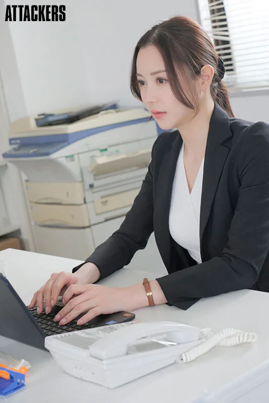無能な部下にクリトリスを「吸うやつ」で下半身ガクガクになるまでイカされ続けた女上司 白峰ミウ サンプル画像2