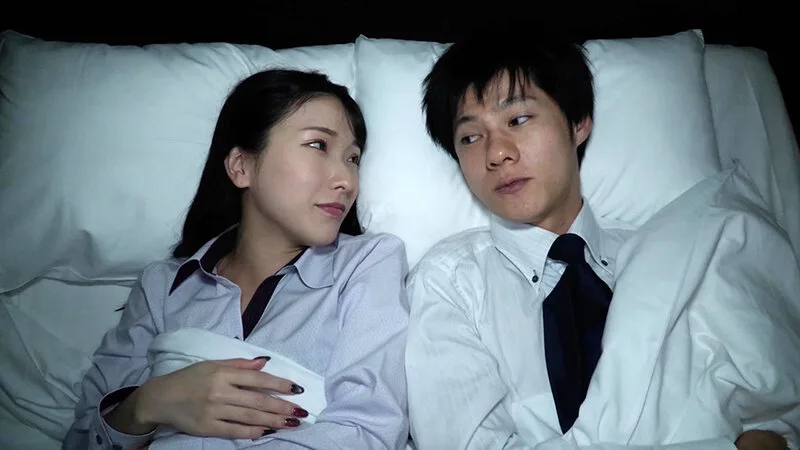 【4K】憧れの美人上司とまさかの相部屋で中出しSEX 宮西ひかる サンプル画像3