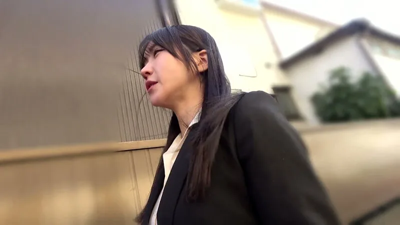 【4K】単身赴任男を際どい水着で寝取りました… 依本しおり サンプル画像1