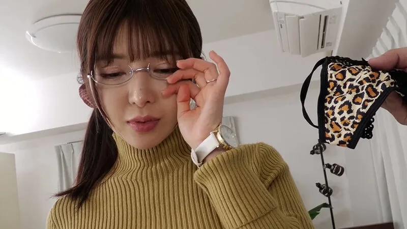 【4K】眼鏡で地味な隣の巨乳妻と中出し性交 善場まみ サンプル画像1