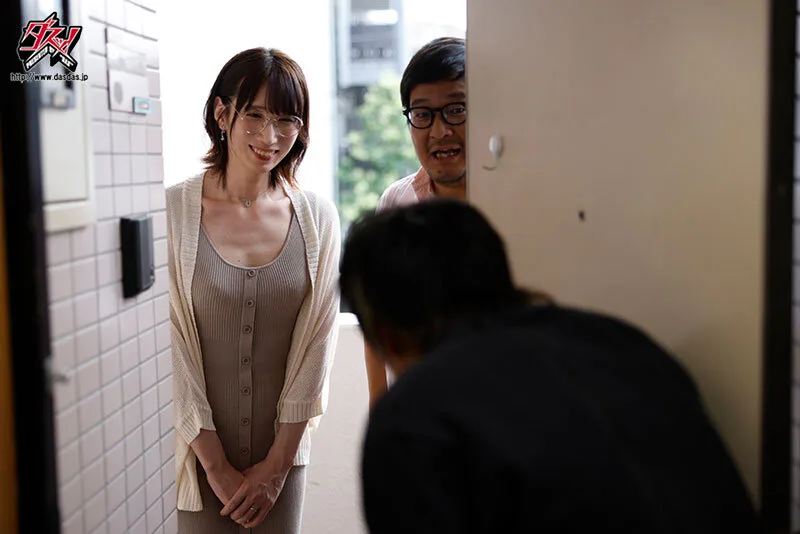 夫の留守中に年下くんを甘く誘惑してオチ○ポ食べ比べる隣の人妻ニューハーフ 春澤りお サンプル画像1