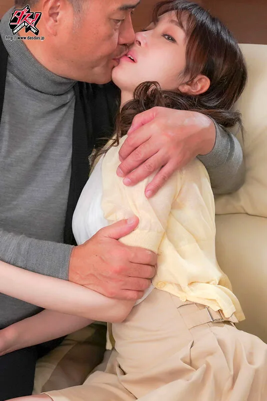 華奢スレンダーで清楚な妻が俺の親父に寝取られ種付けプレスされていた。 花里アカリ サンプル画像5