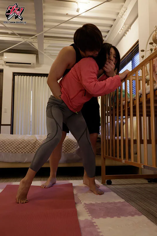 もう子供の前で…やめてください…。産後処女を狙われた新人ママの心をへし折る完膚なきまで拷姦.拷姦.拷姦。 竹内有紀 サンプル画像2