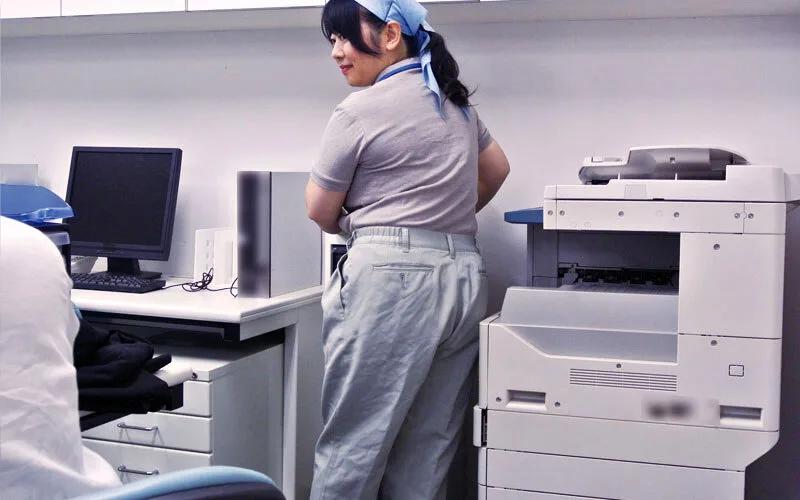 掃除婦のおばさんにわざと勃起したチ●ポを見せて「手コキだけでも…?」とお願いしたら、どんな結末が…!!?4時間 サンプル画像2