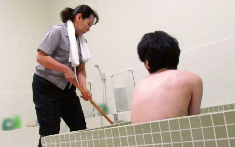 掃除婦のおばさんにわざと勃起したチ●ポを見せて「手コキだけでも…?」とお願いしたら、どんな結末が…!!?4時間 サンプル画像14