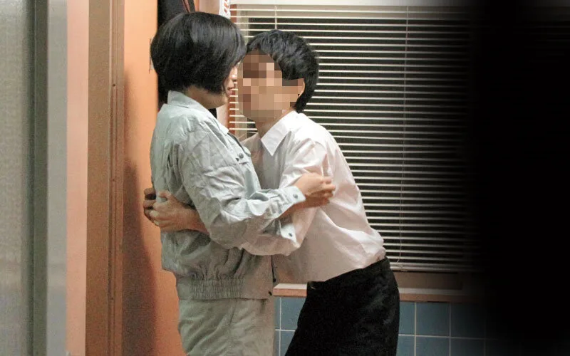 掃除婦のおばさんにわざと勃起したチ●ポを見せて「手コキだけでも…?」とお願いしたら、どんな結末が…!!?4時間 サンプル画像15