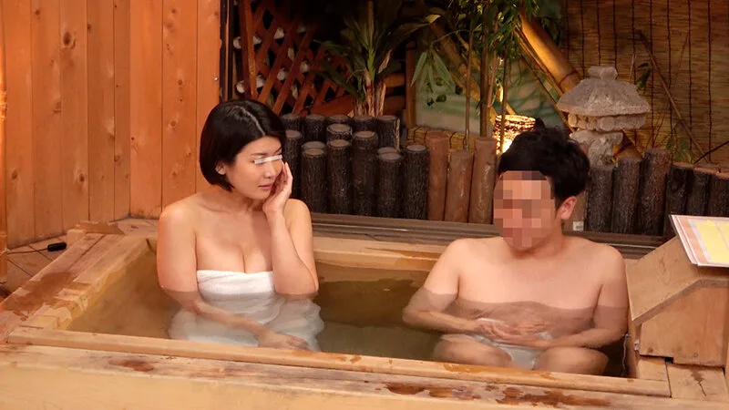 一般男女モニタリングAV 家族旅行中にW不倫しちゃった男女のその後まで追跡スペシャル 巨乳妻が初対面のデカチン既婚男性とタオル一枚で相席混浴!スケベ本性剥き出しの連続射精セックス!!…が忘れられない男女がお互いのパートナーの目を盗んで何度も繰り返す中出し密会… サンプル画像2