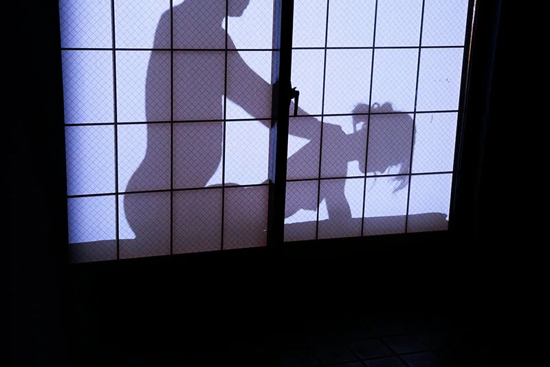 美人義母の障子越しシルエットSEXを毎日覗いていることに気づかれて…父が出張中、童貞の僕を寝室に連れ込み何度も中出しさせてくれた義母との秘密の家庭内NTR 望月りんね サンプル画像5