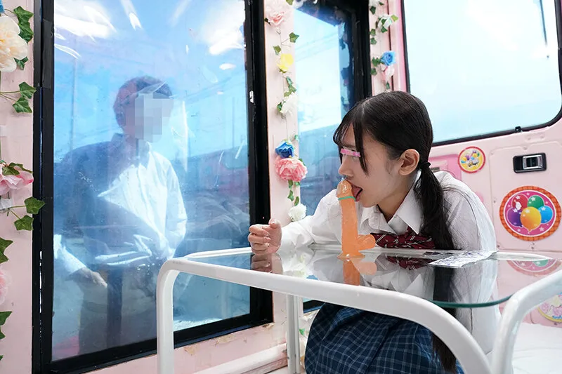 一般男女モニタリングAV×マジックミラー便コラボ企画 彼氏の目の前で路上NTR!女子○校生が初めての「お口だけでコンドーム装着」に挑戦!ノーハンドでデカチンを咥えたうぶなオマ○コは恥じらいながらもびしょ濡れ!彼氏の目の前で寝取って最後はゴムを外して生中出し! サンプル画像2