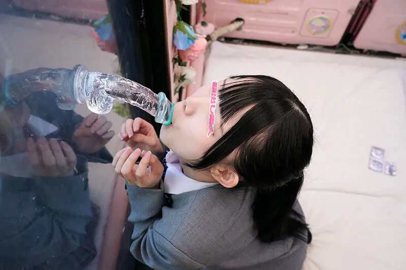 一般男女モニタリングAV×マジックミラー便コラボ企画 彼氏の目の前で路上NTR!女子○校生が初めての「お口だけでコンドーム装着」に挑戦!ノーハンドでデカチンを咥えたうぶなオマ○コは恥じらいながらもびしょ濡れ!彼氏の目の前で寝取って最後はゴムを外して生中出し! サンプル画像3