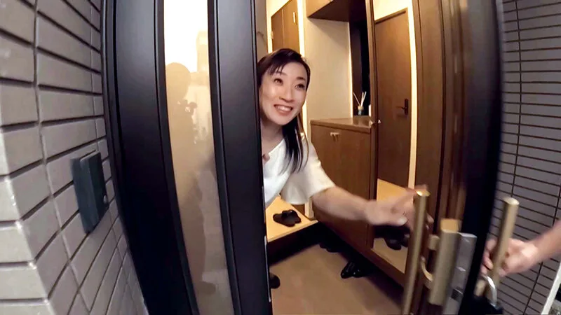 夫と子の居ぬ間に自宅訪問し奥さんをやりたい放題メチャクチャにして生中出ししまくり家中を女潮と精子まみれにして帰りました。 美原すみれ サンプル画像1