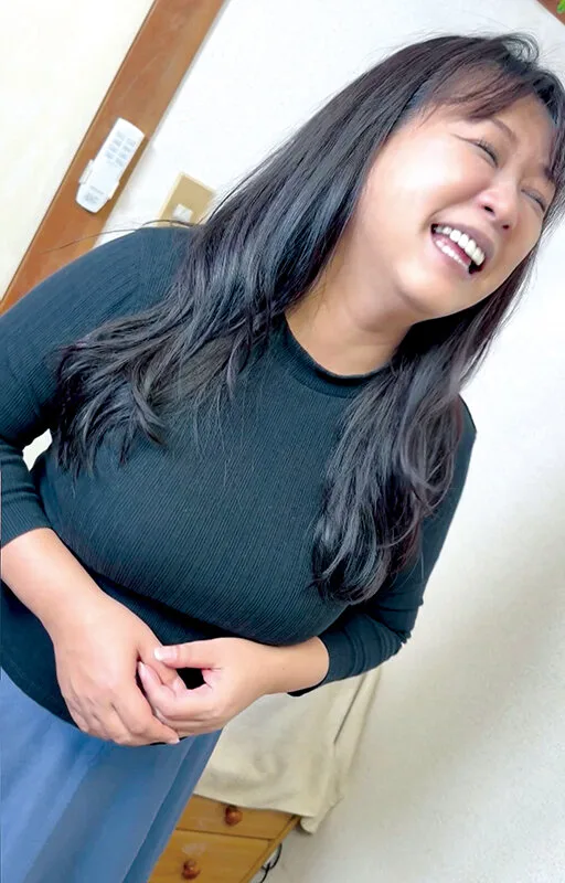 ［求人募集・素人面接］ 弊社の事務員を募集したらGカップの爆乳ムチムチおばさんが来た。色々訳アリなのでAV出演しないか口説いたら結構ドスケベだった！ 桐島明日香 サンプル画像1