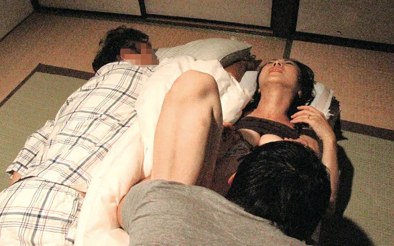 夫が横にいるのに息子が母子交尾したがるんです…4時間 サンプル画像12