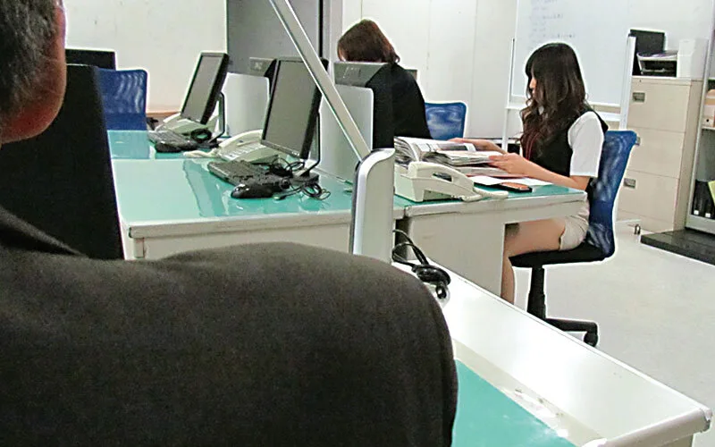 パート先でセクハラ行為をされて、逆に発情してしまう人妻4時間 サンプル画像13