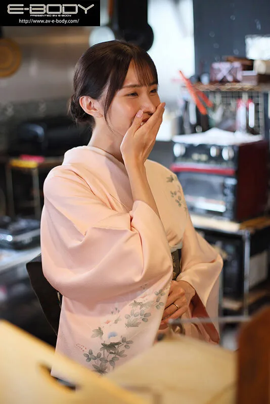 お客様には決して見せない、着物で隠れた純白Gカップと淫らな人妻セックス 料亭の美人女将 佐野秋帆(28)AVデビュー サンプル画像2