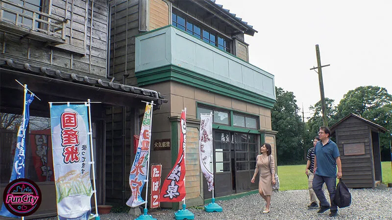 筆おろし温泉ソープ 親父が再婚して― Hカップ巨乳の義母さんができた。家族旅行で僕が童貞だとわかると淫乱な義母さんに狙われて…逢見リカ サンプル画像1