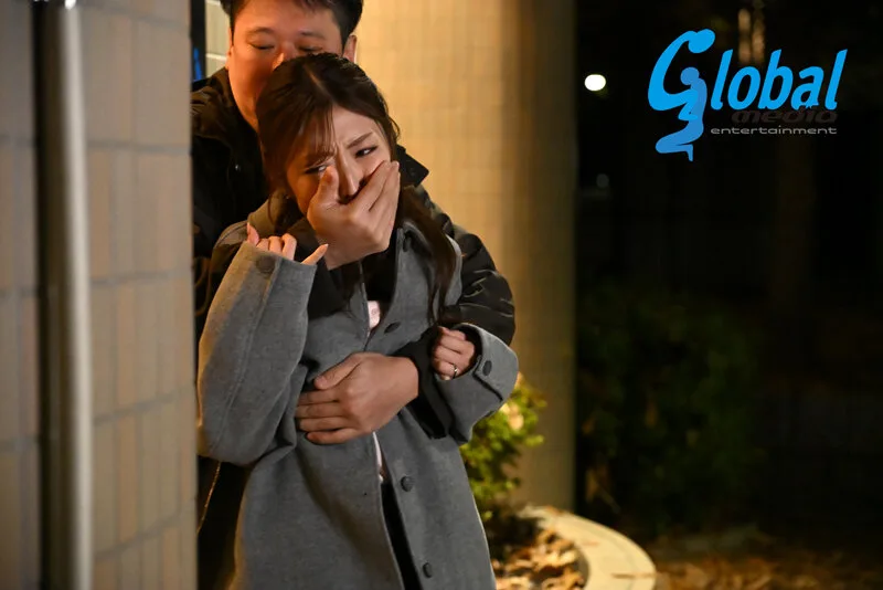 絶叫凌●レ●プ 強●される人妻 復讐の生贄となった美人若妻の悲劇！公衆便所レ●プ！！旦那の眼前で4P輪●！！ 今井栞菜 サンプル画像1