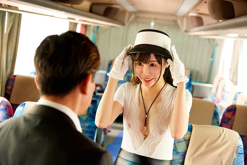 カラダを張って客をもてなす淫乱バスガイドと生ハメバスツアー サンプル画像10