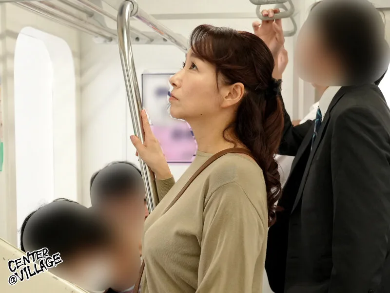 電車でさわられた五十路母 よしい美希 サンプル画像4