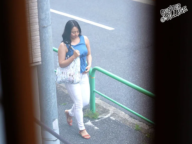 私人調●ヤリ部屋団地近隣に住むス●●カー男に狙われた人妻が性交動物に成り下がるまで… 佐久間楓43歳 サンプル画像2