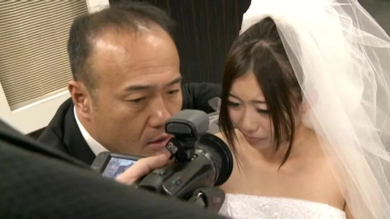 史上サイテーの寝取られ映像!カメラを持っているのは旦那。 あなた、ごめんなさい 稲川なつめ サンプル画像12